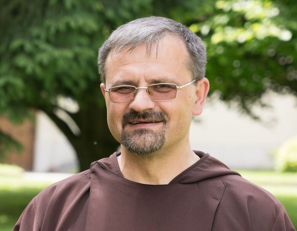 Br. Marek Krol Ordensmann in brauner Ordenstracht